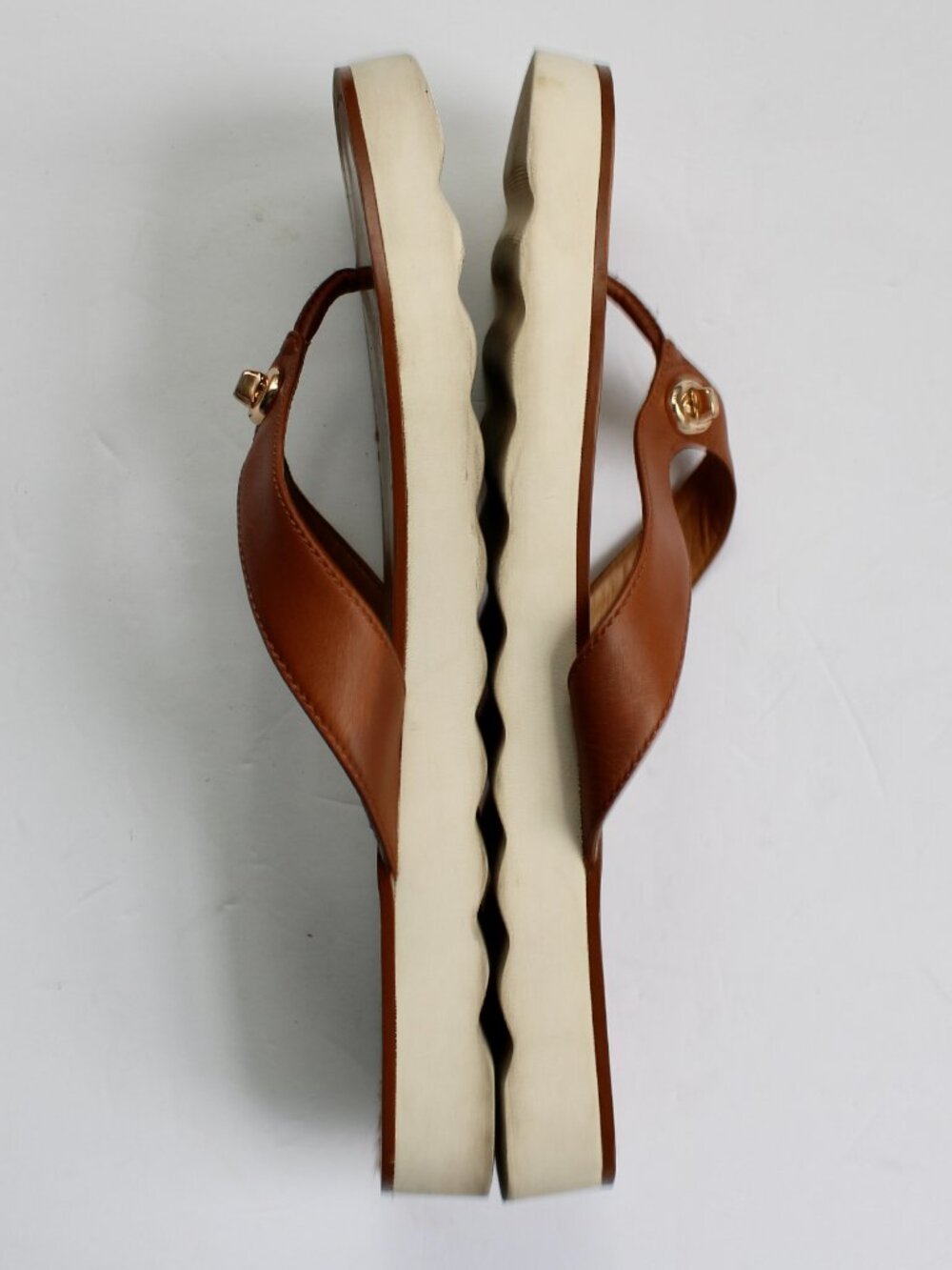Coach Women's Shelly Leather Tan Gold Turn Lock Accent Thong Flip Flops Size 9 - Picture 5 of 12